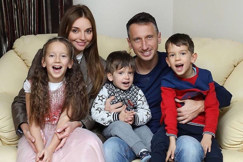 Sergij Stahovski sa porodicom (Foto: Instagram)