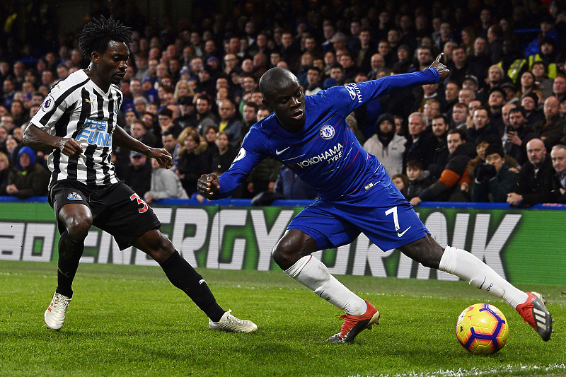 Christian Atsu u duelu sa N'Golo Kanteom (Foto: EPA-EFE)