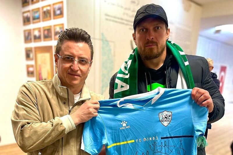 Usyk s potpisanim dresom Minaja (Foto: Instagram)