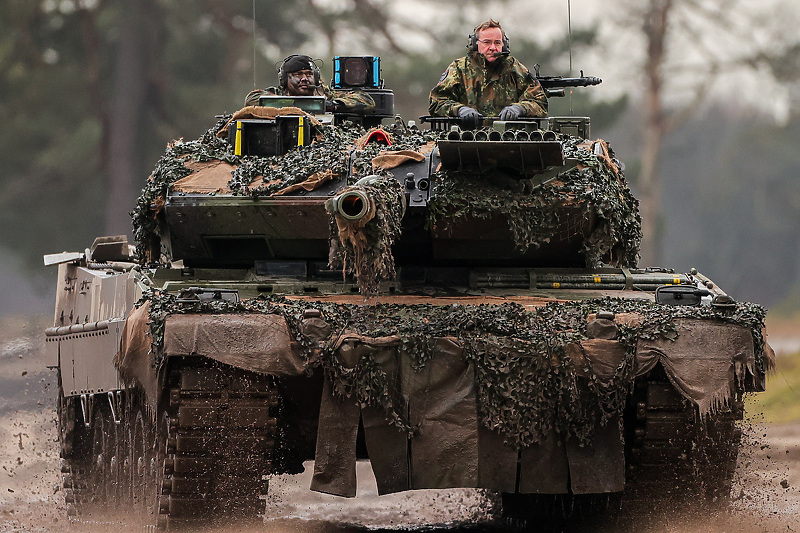 Njemački ministar odbrane Boris Pistorius na Leopard 2A6 (Foto: EPA-EFE)