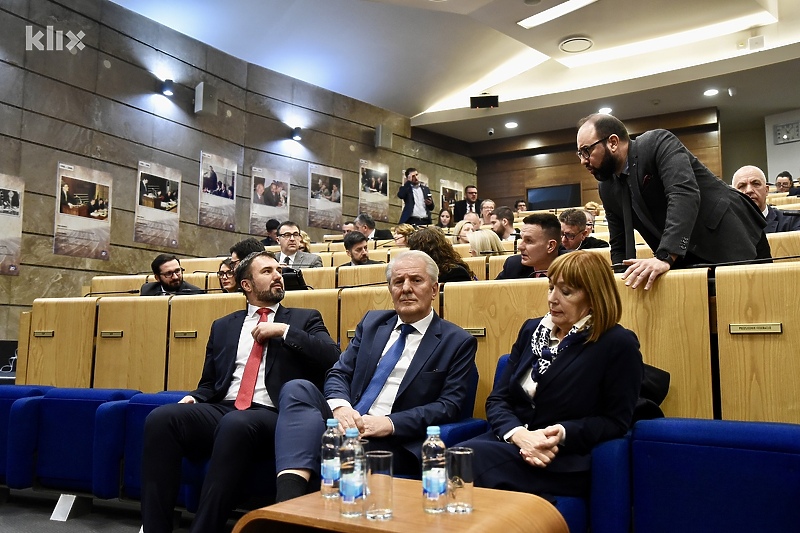 Igor Stojanović (SDP), Refik Lendo (SDA) u društvu bivše potpredsjednice FBiH Melike Mahmutbegović (Foto: T. S./Klix.ba)