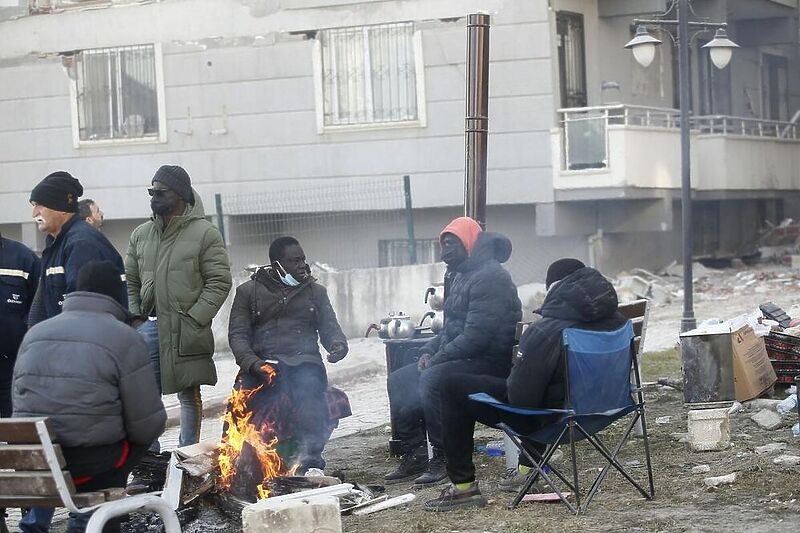 Atsuov brat s rodbinom i prijateljima ispred ruševina (Foto: Twitter)