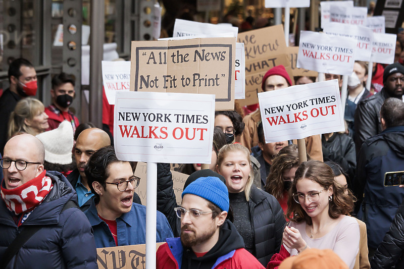 Protest uposlenih New York Timesa 8. decembra 2022. godine (Foto: EPA-EFE)