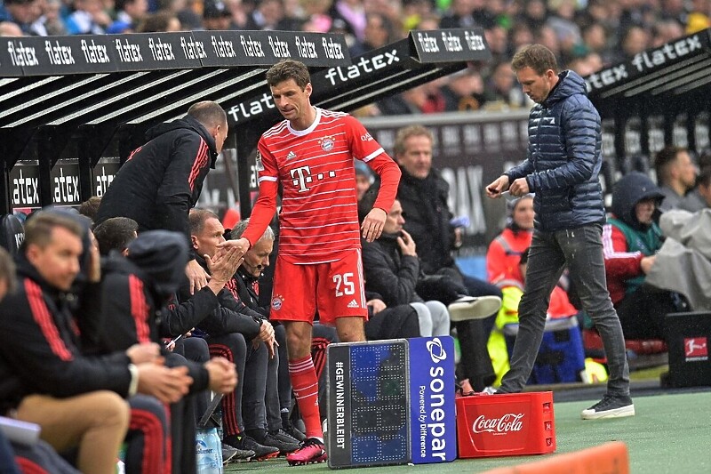 Trenutak kada je Müller sklonjen na klupu (Foto: Twitter)
