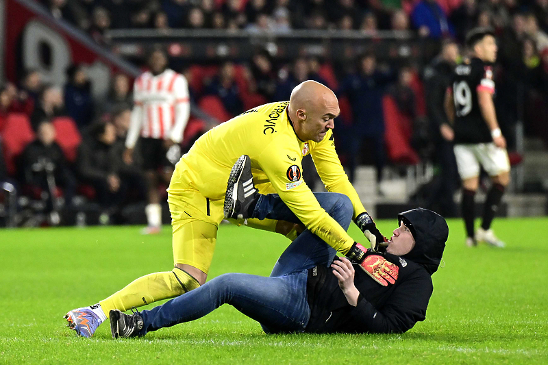 Dmitrović u sukobu s navijačem (Foto: EPA-EFE)