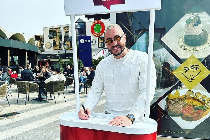 Jovan Radulović Jodžir tokom prikupljanja potpisa za kandidaturu (Foto: Instagram)