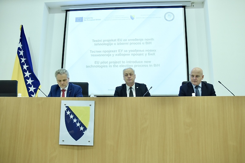 Johann Sattler (Delegacija EU), Suad Arnautović (CIK) i Arif Nanić (IDEEA) (Foto: T. S./Klix.ba)