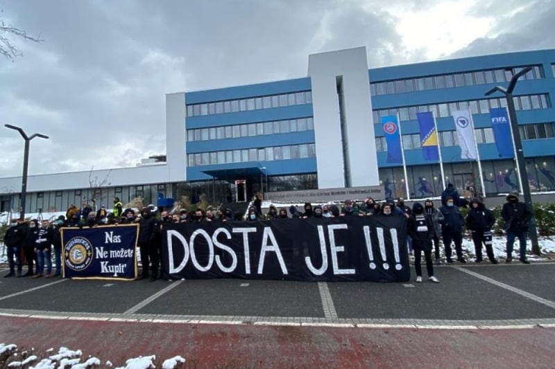 Najvatreniji bh. navijači ispred zgrade NS BiH (Foto: BH Fanaticos)