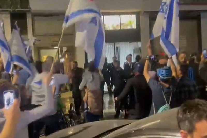 Demonstranti ispred frizerskog salona (Screenshot: Twitter)