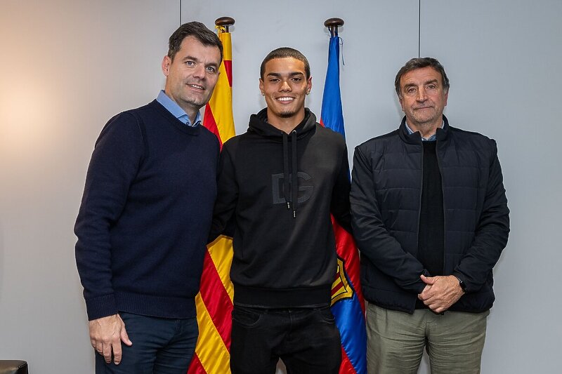 Ronaldinov sin na potpisu ugovora (Foto: FC Barcelona)