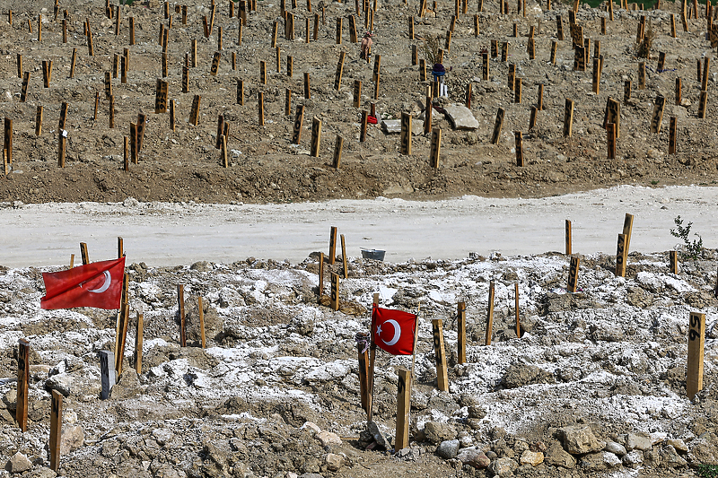 Mjesto na kojem su sahranjeni poginuli usljed zemljotresa na području Hataya (Foto: EPA-EFE)
