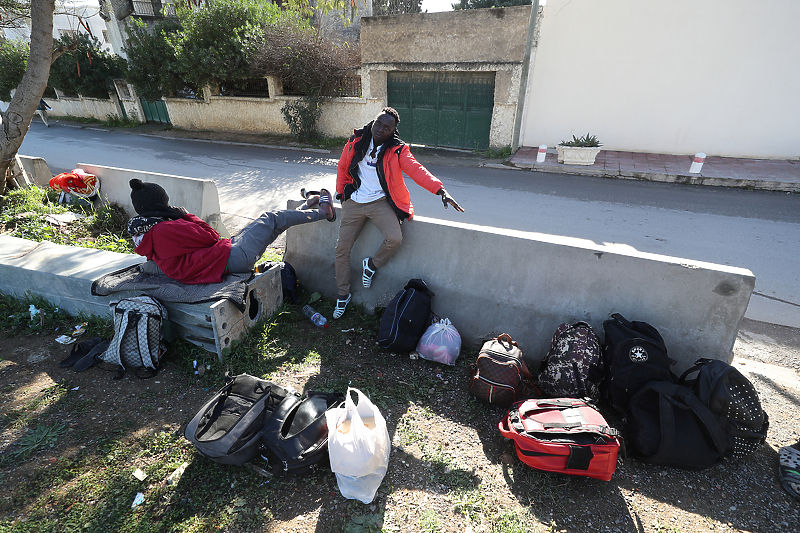Migranti iz Obale Slonovače ispred ambasade u Tunisu spremni za povratak (Foto: EPA-EFE)