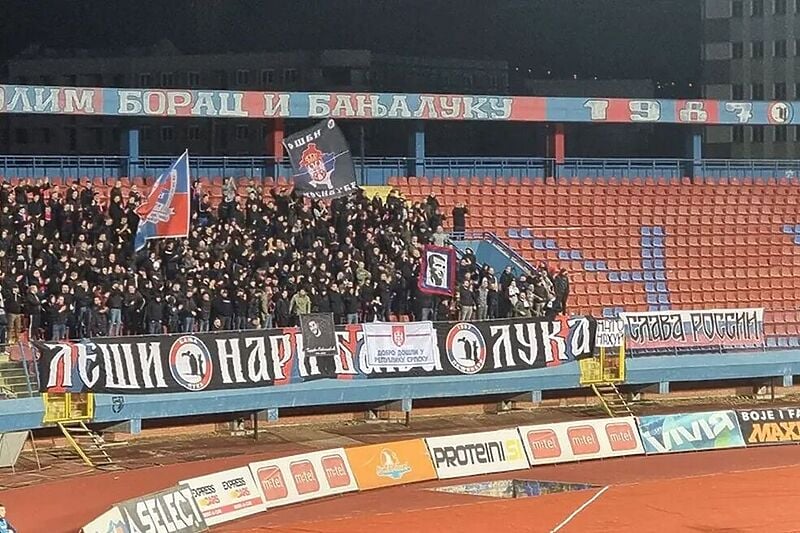 Navijači Borca na utakmici protiv Širokog Brijega sa parolom "Slava Rusiji" (Foto: atvbl.rs)