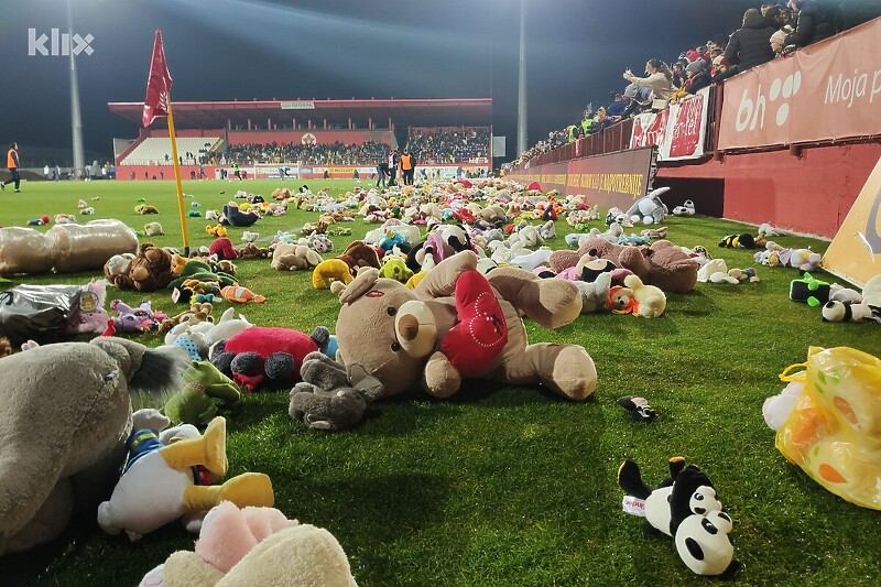 Brojne igračke na terenu stadiona Rođeni (Foto: Arhiv/Klix.ba)