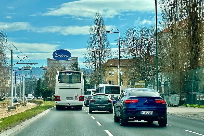 Saobraćaj motornih vozila jedan od znatnih uzroka zagađenja zraka u Sarajevu (Foto: Klix.ba)