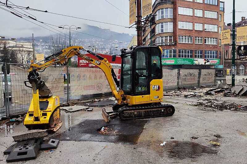 Uređenje pješačke površine ispred Sarajevo-šuma počelo u julu prošle godine (Foto: Općina Centar)