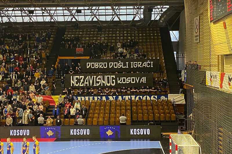 Parola igračima Kosova na tribini gdje su najvatreniji navijači BiH (Foto: BH Fanaticos/Facebook)