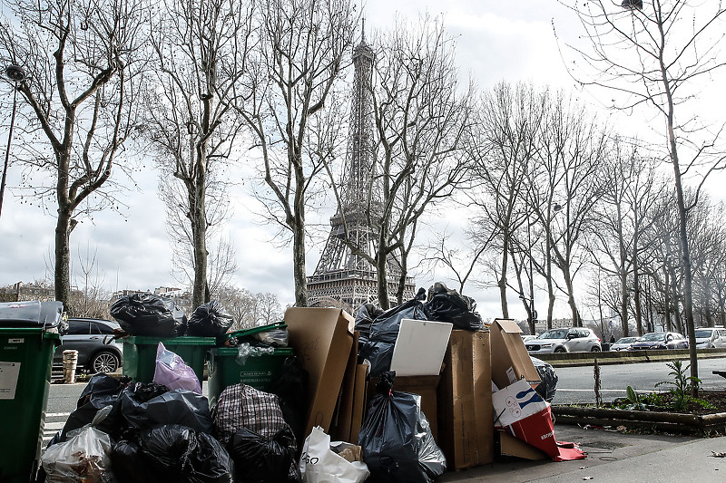 Tone smeća na pariskim ulicama zbog štrajka komunalnih radnika (Foto: EPA-EFE)