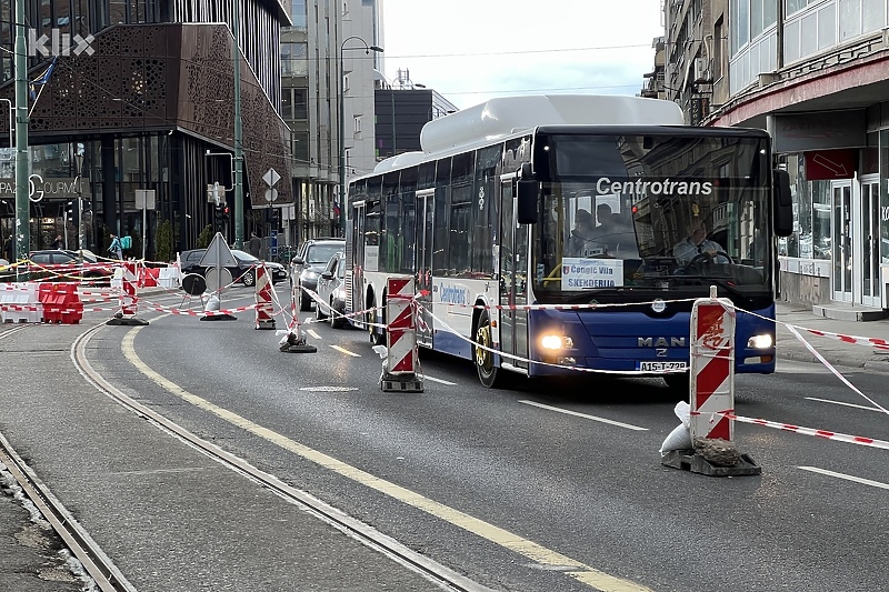 Zbog urušene zgrade u centru Sarajeva u problemima i javni prijevoz (Foto: I. Š./Klix.ba)