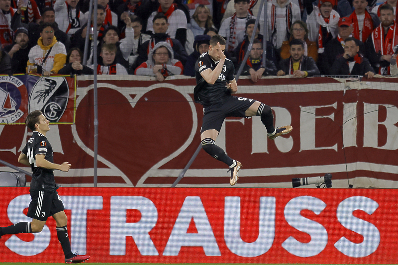 Vlahović slavi pred navijačima Freiburga (Foto: EPA-EFE)