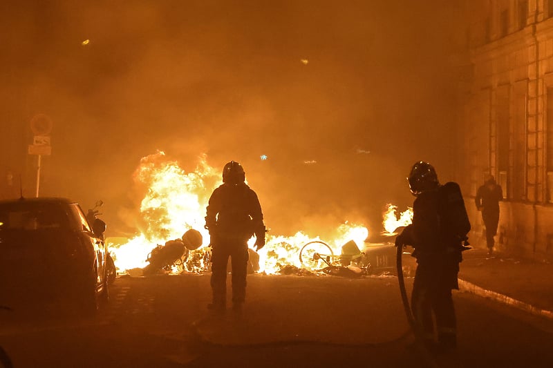 Demonstranti zapalili vatre na ulicama (Foto: EPA-EFE)