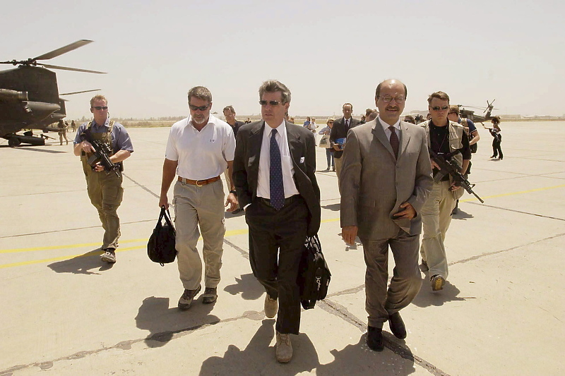 Paul Bremer (lijevo) i zamjenik iračkog premijera Barham Saleh (desno) 2004. godine (Foto: EPA-EFE)