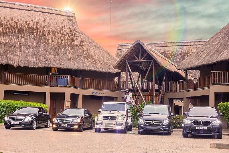 Adebayor sa svojim automobilima (Foto: Instagram)