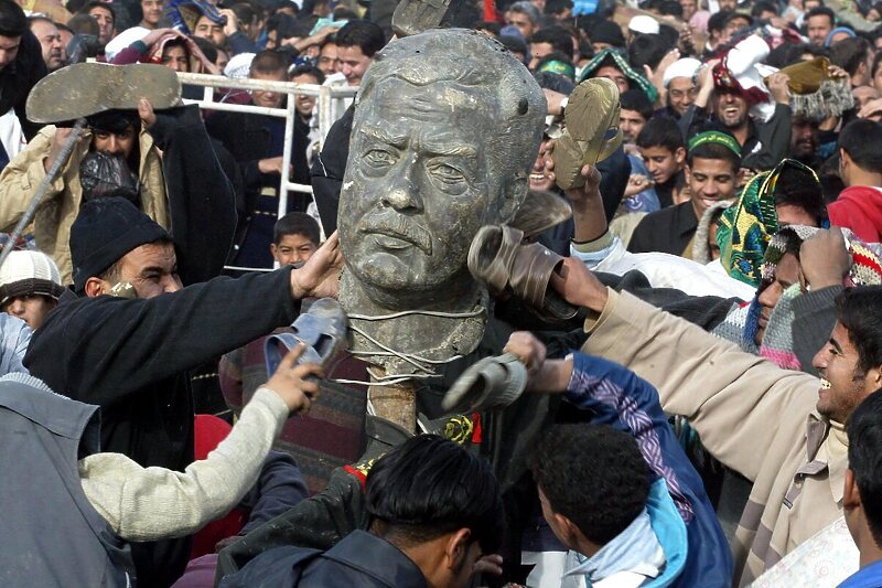 Nakon što je uhapšen, u Bagdadu je srušena bista Saddama Husseina (Foto: EPA-EFE)