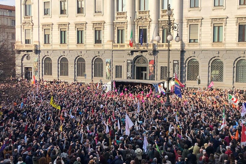 Stotine ljudi izašlo je danas na ulice Milana (Foto: Twitter)