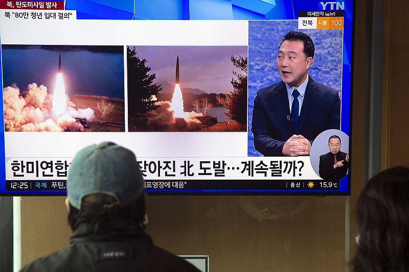 Ljudi gledaju vijesti u Južnoj Koreji o lansiranju projektila Sjeverne Koreje (Foto: EPA-EFE)