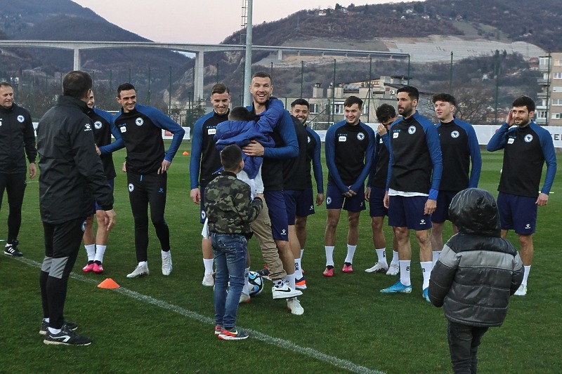 Očekivano, Džeko je bio najpoželjniji junak među svim mališanima (Foto: NS BiH)