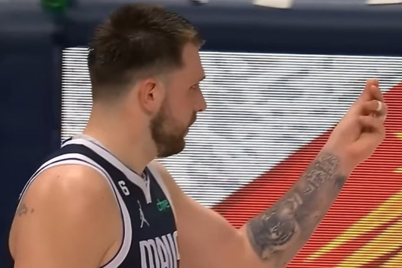 Dončić je simbolizirao da su sudije potplaćene (Foto: Screenshot)