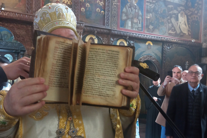 Mitropolit dabrobosanski Hrizostom predstavio evanđelje javnosti (Foto: SRNA)