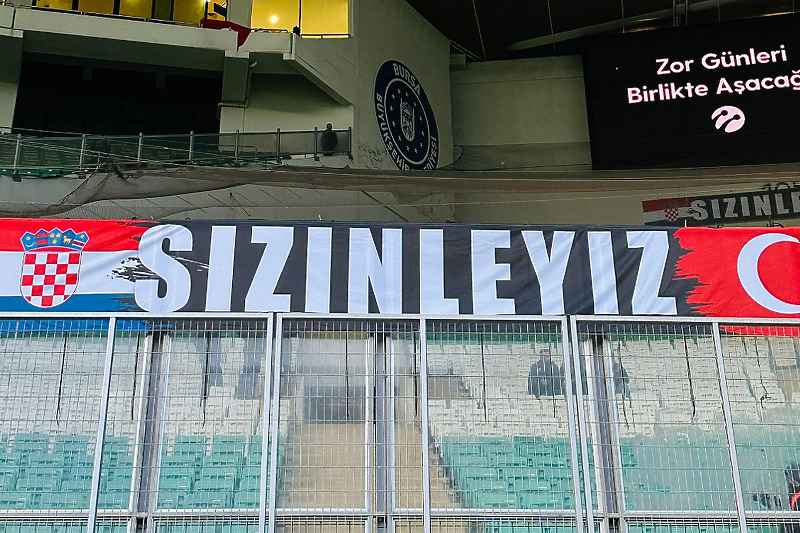 Poruka na stadionu u Bursi (Foto: TRT Spor / Twitter)