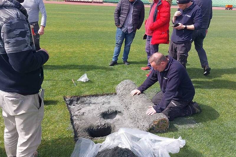 Rupe u sloju ispod travnjaka stadiona Koševo (Foto: Facebook)