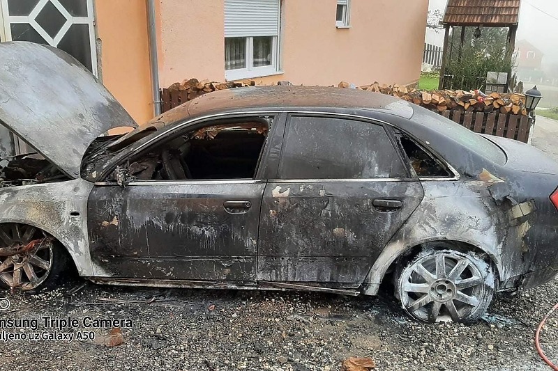 Zapaljeni automobil u Leposaviću