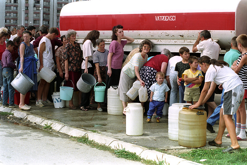 Sarajlije u redu za vodu 28. septembra 1994. (Foto: EPA-EFE)