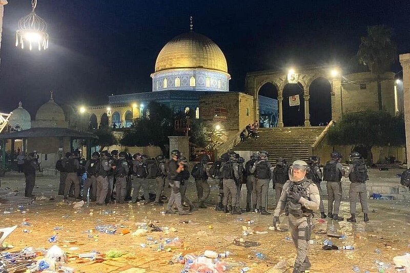 Izraelska policija ispred kompleksa džamije Al-Aqse koja se još naziva i Haram al-Sharif (Twitter)