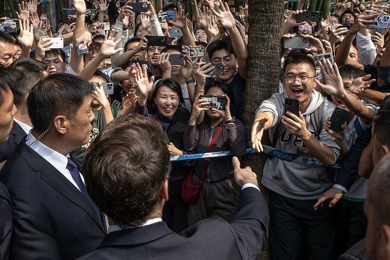 Macron u posjeti kampusu univerziteta (Foto: Emmanuel Macron/Twitter)