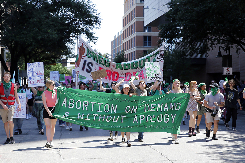 Pristalice prava na abortus protestuju ispred kongresnog centra u Texasu 14. maja 2022. (Foto: EPA-EFE)