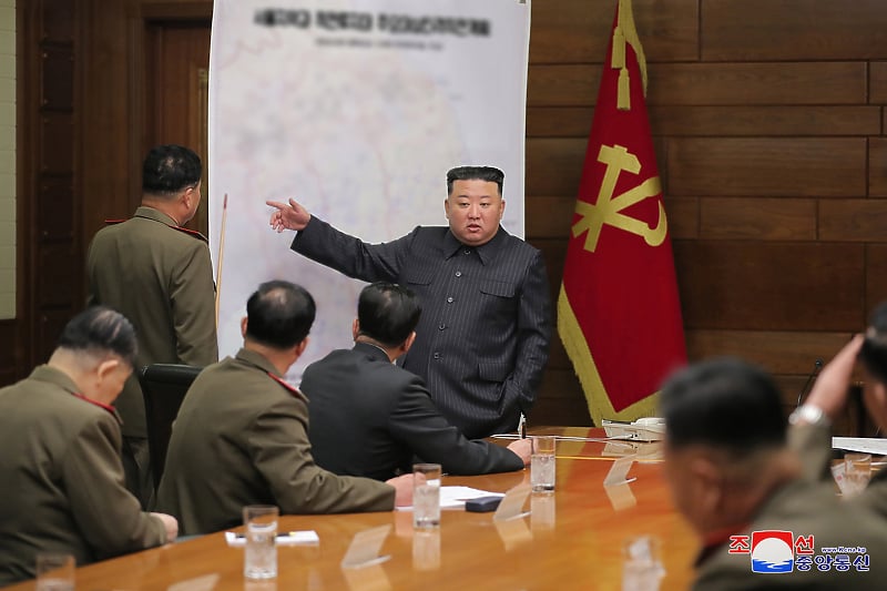 Kim Jong-un u vojnom štabu objašnjava naredne poteze (Foto: EPA-EFE)