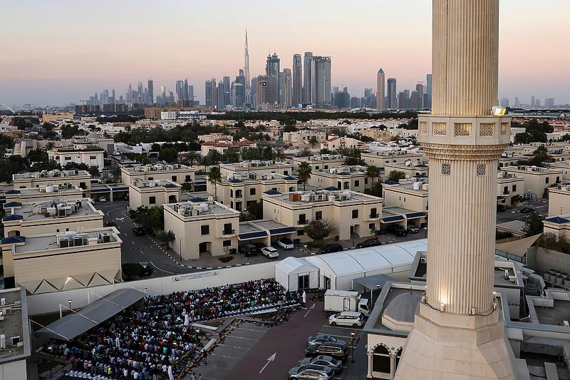 Fotografija snimljena kod minareta Al Farooq džamije Burj Khalife (Foto: EPA-EFE)