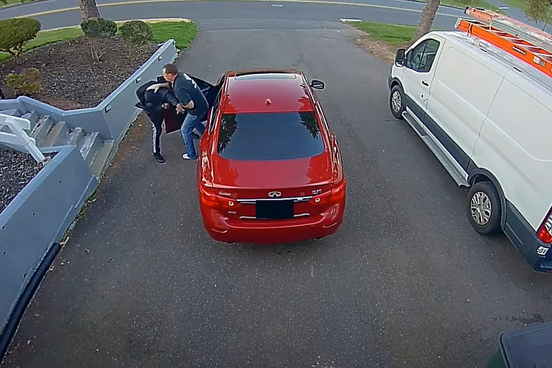Muškarac izvukao lopova iz automobila (Screenshot: Twitter)