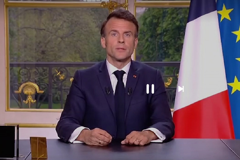 Macron tokom svog večerašnjeg obraćanja (Screenshot)