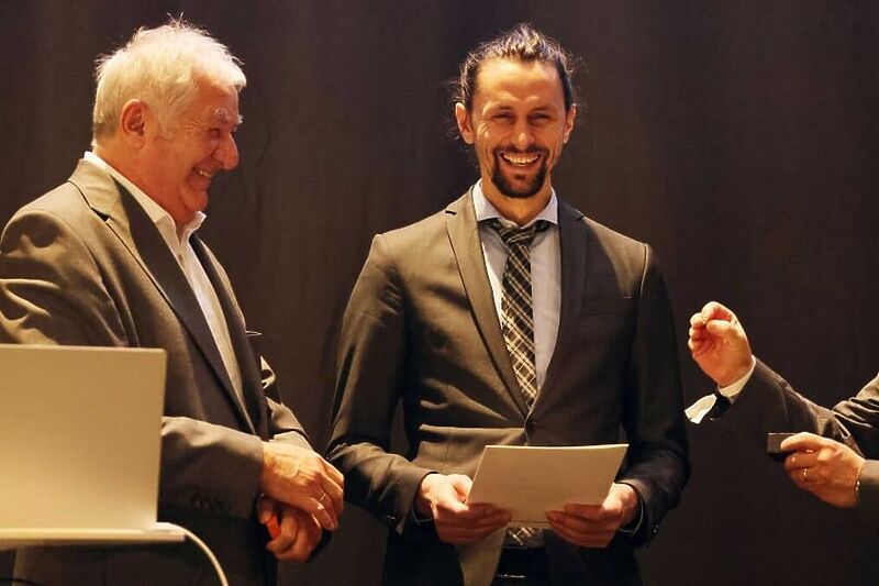Neven Subotić tokom dodjele priznanja u Dortmundu (Foto: Twitter)
