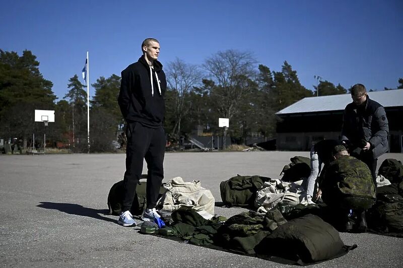 Lauri Markkanen u vojnoj bazi (Foto: Twitter)