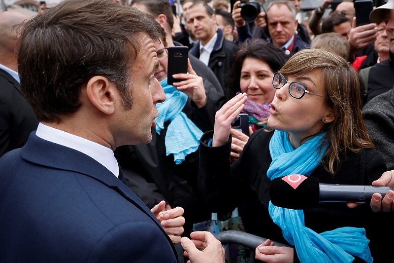 Macron tokom razgovora sa građanima (Foto: EPA-EFE)