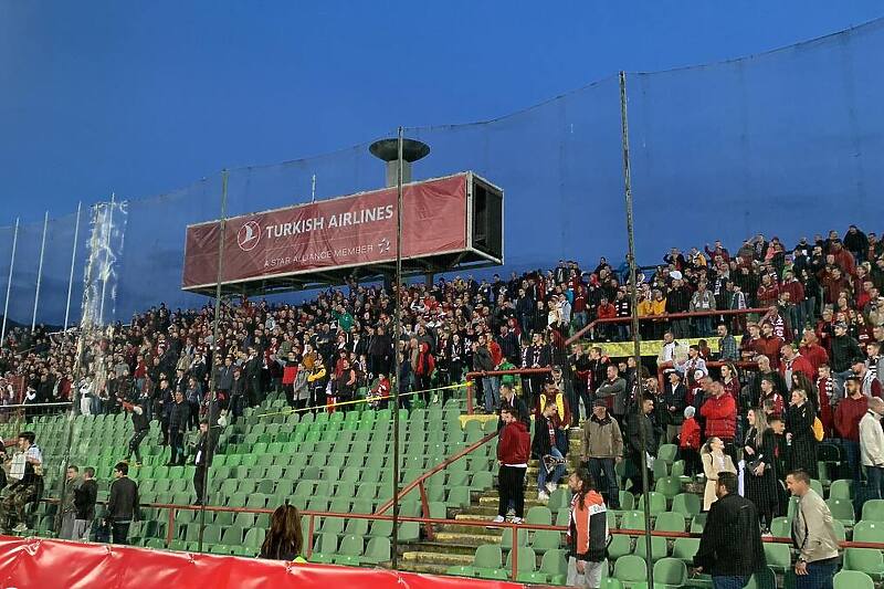 Navijači Sarajeva uputili poruku treneru Varešanoviću (Foto: T. S./Klix.ba)