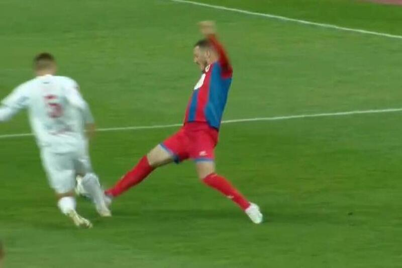 Umjesto prekršaja u napadu, Borac je dobio penal (Foto: Screenshot)