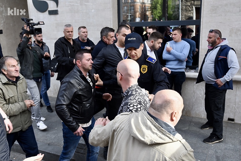 Fotografija s protesta ispred Parlamenta FBiH (Foto: T. S./Klix.ba)